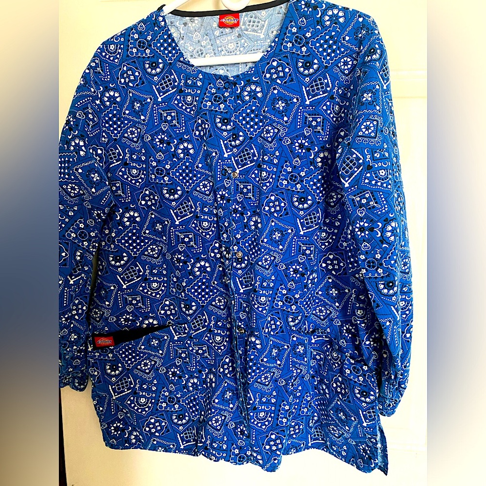 Long sleeve scrub top.  Size XL.
